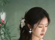 李兰迪浅绿印花无袖裙造型曝光：气质温婉