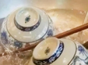 外出吃饭用开水烫餐具，到底有没有必要？